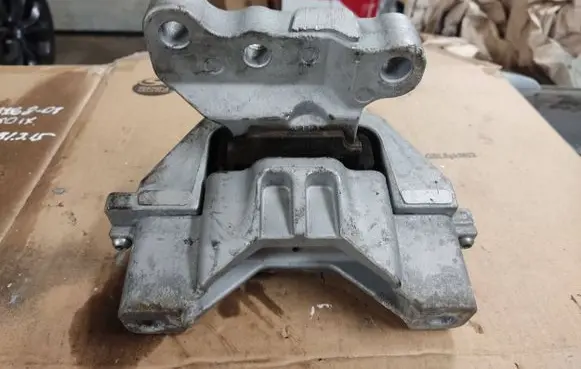Mitsubishi Outlander Engine mount bracket