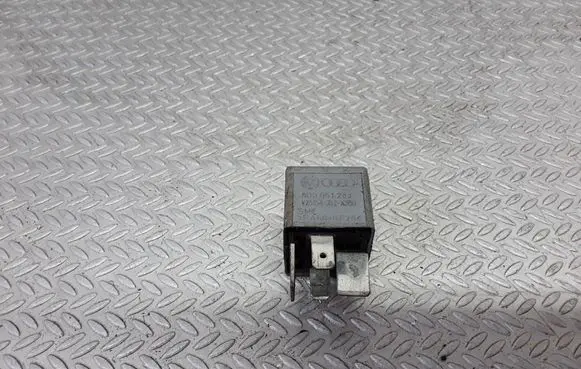Volkswagen PASSAT B5 Other relay 8D0951253