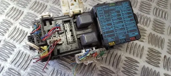 Mitsubishi Space Runner Fuse box set mb818979