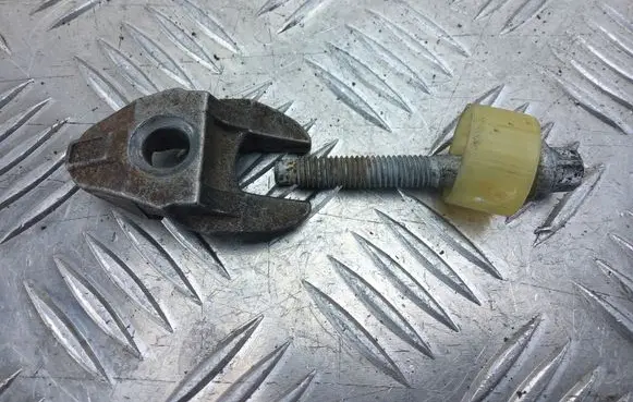 Peugeot 3008 II Fuel Injector clamp holder 23811