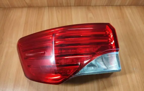 Toyota Avensis T270 Rear/tail lights MM3AAL31V1