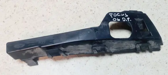 Ford Focus Front bumper mounting bracket 4M5117E856AC
