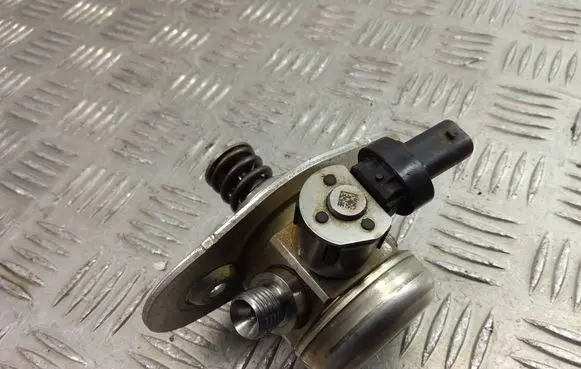 BMW X3 G01 Fuel injection high pressure pump 7642466 0639837