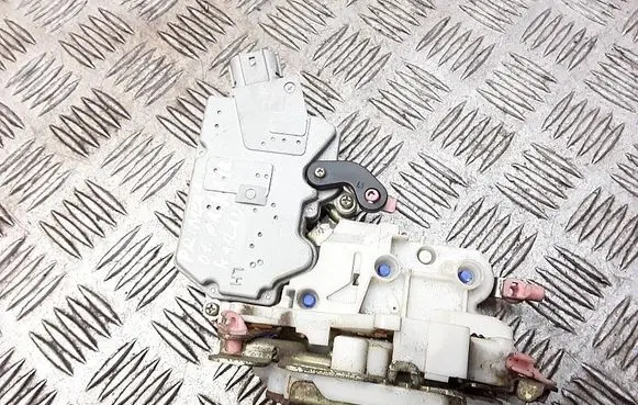 Nissan Primera Front door lock b0501c