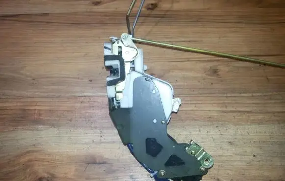 Suzuki Liana Front door lock