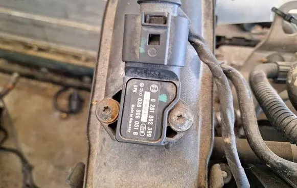 Volkswagen Golf V Air pressure sensor 0281002399 038906051