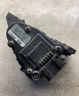 Volkswagen PASSAT B5 Accelerator throttle pedal 8E2721523 6PV00777008