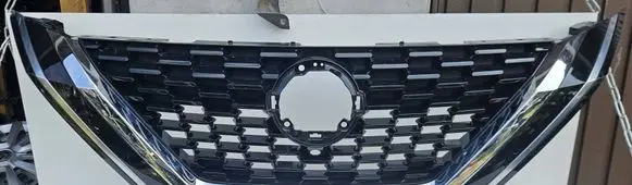 Nissan Qashqai J12 Front bumper upper radiator grill 623106UA