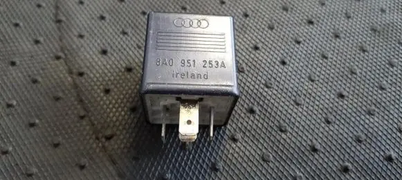 Volkswagen PASSAT B5 Other relay 8A0951253 899585