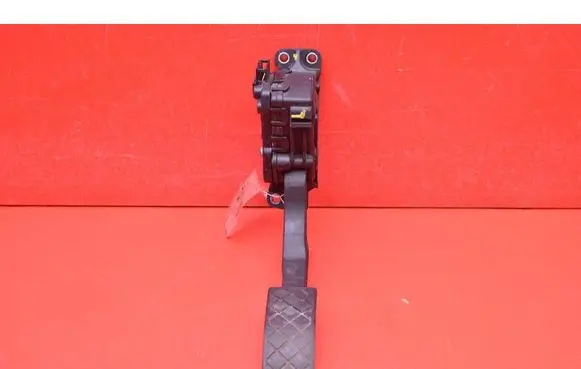 Accelerator throttle pedal