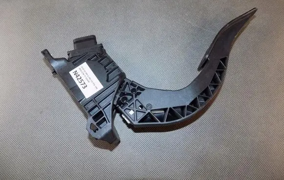Audi Q7 4M Accelerator throttle pedal 8W1723523