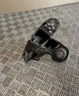 Engine mounting bracket
