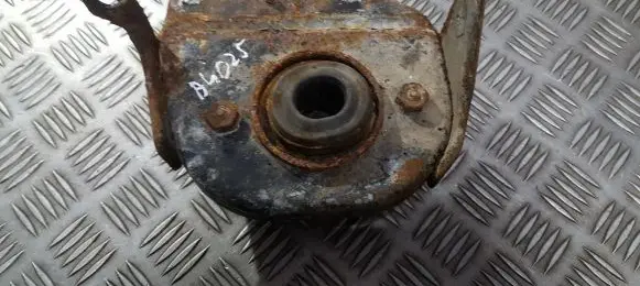 Peugeot 406 Engine mount bracket