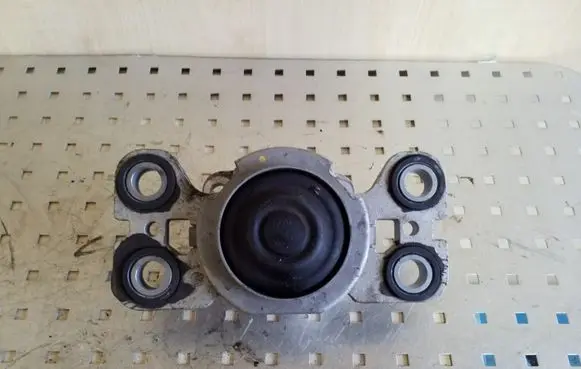 Volvo XC60 Gearbox mount 8G9N7M121BA