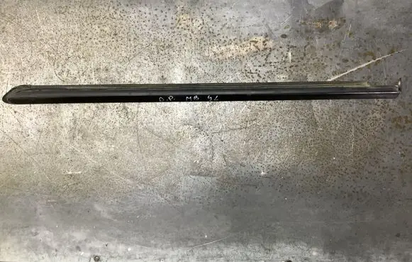 Mercedes-Benz GL X164 Front door glass trim molding A1646905480