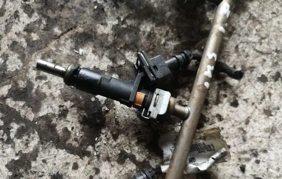 Opel Insignia A Fuel injector 55353806