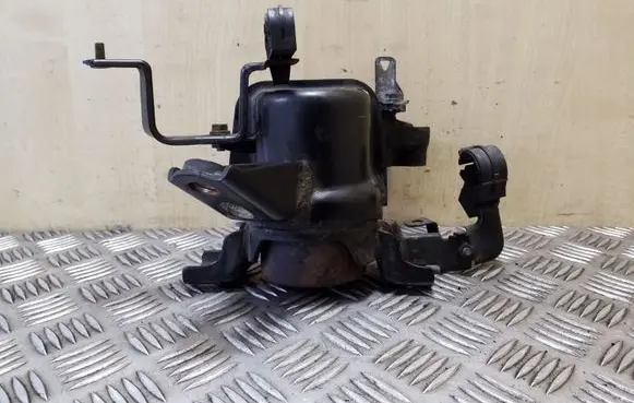Toyota Avensis T270 Engine mount bracket