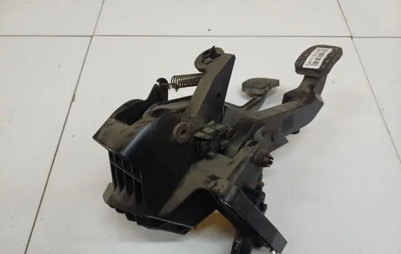 Mercedes-Benz A W169 Clutch pedal A1692900416