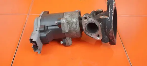 Land Rover Discovery 3 - LR3 EGR thermostat 7H2Q9D475DE 276DT