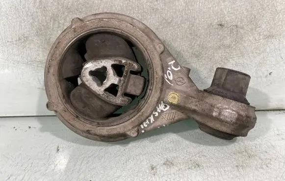 Nissan Qashqai Engine mount bracket