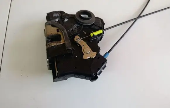 Toyota Avensis T250 Front door lock