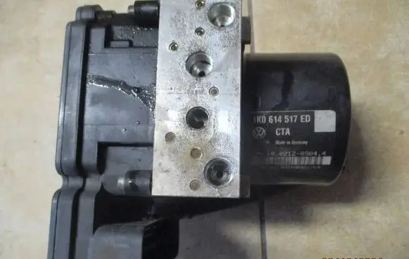 Volkswagen Touran II ABS Pump 8960422000 1K0907379BM