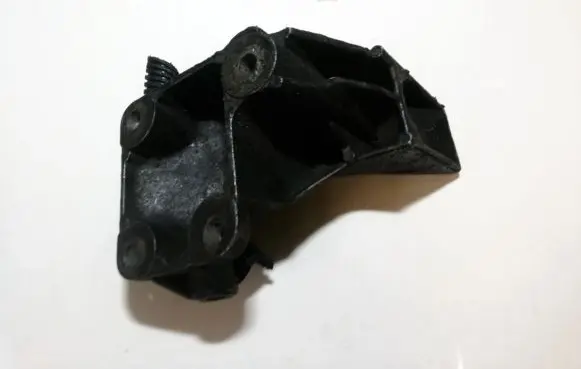 Engine mounting bracket