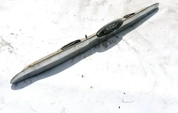 Trunk door license plate light bar