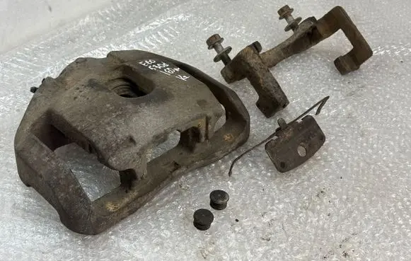 BMW 5 E60 E61 Front brake caliper 6030