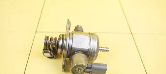 Audi A4 S4 B8 8K Fuel injection high pressure pump 0261520055