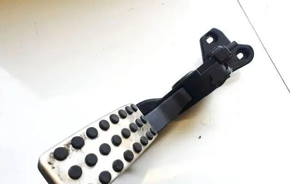 Accelerator throttle pedal