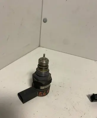 BMW 5 E60 E61 Fuel pressure regulator 0281002481