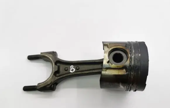 Opel Astra H Piston with connecting rod