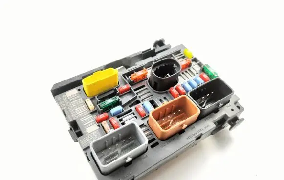 Peugeot 308 SW Fuse module 9666700480