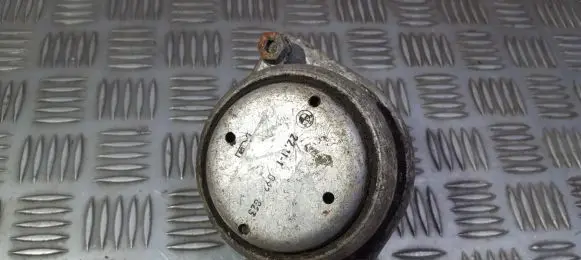 Engine mount bracket