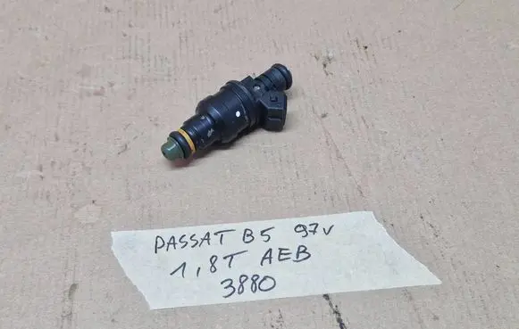 Volkswagen PASSAT B5 Fuel injector 058133551 0280150447