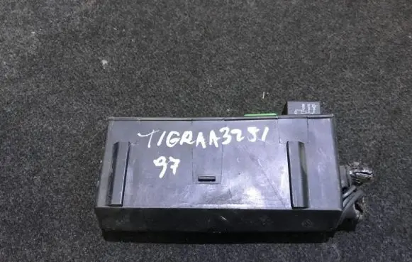 Opel Tigra A Fuse box set 90560473 0831312
