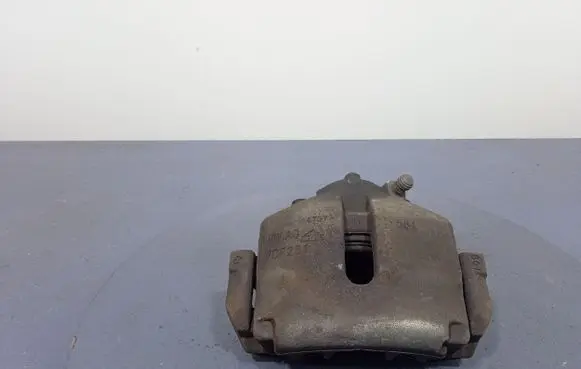 Volkswagen Jetta VI Front brake caliper