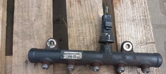 Peugeot 407 Fuel injector supply line/pipe 
