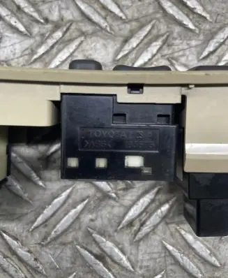 Toyota Avensis T250 Wing mirror switch