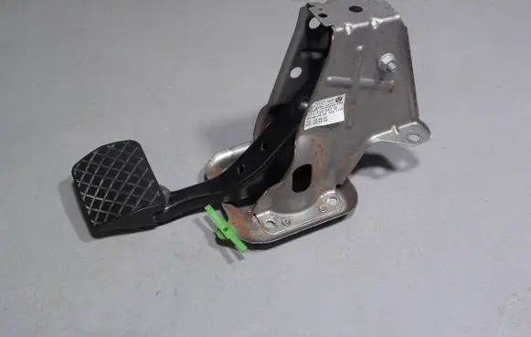Volkswagen Touran I Clutch pedal 1T1723057Q