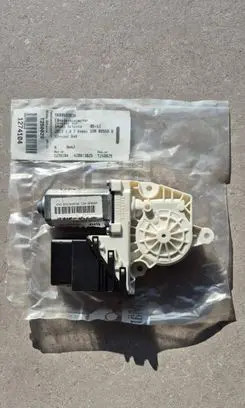 Skoda Octavia Mk2 (1Z) Rear door window regulator motor 5K0959703A