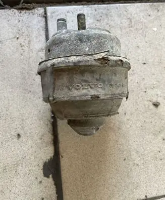 Volvo V70 Engine mount bracket