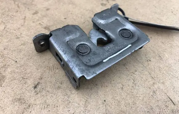 BMW 5 E60 E61 Engine bonnet/hood lock/catch 51237115229 51234356266 7115229