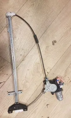Rear door manual window regulator