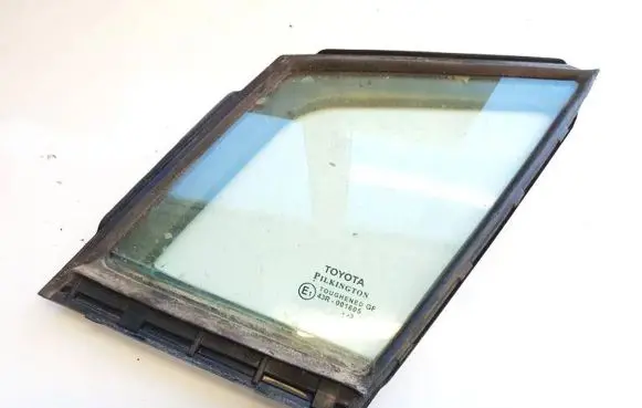 Toyota Avensis T270 Front door vent window glass four-door 6821605010 68216-05010