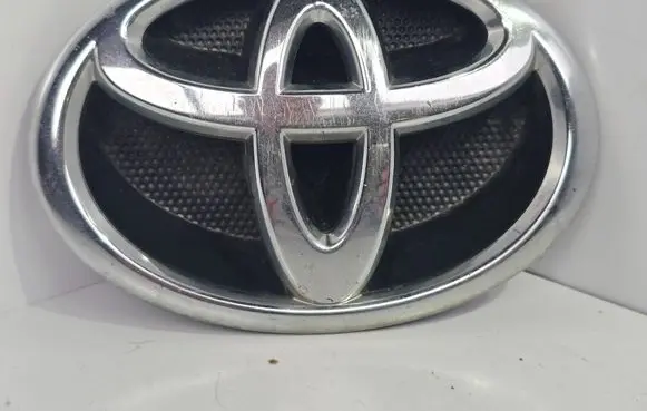 Manufacturer badge logo/emblem