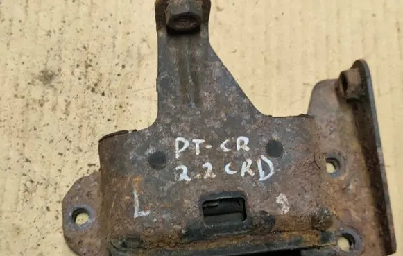 Chrysler PT Cruiser Engine mount bracket 04668718AD