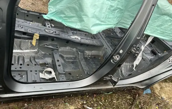 Mercedes-Benz EQC Pillar (middle) 