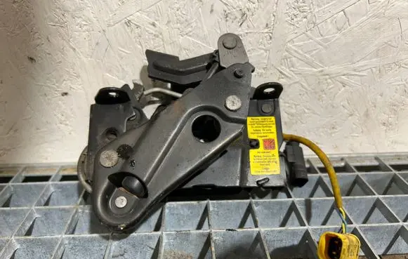 BMW 5 F10 F11 Engine bonnet/hood lock/catch 7184441